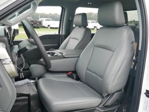 New 2025 Ford F250 XL w/ XL Chrome Package image 19