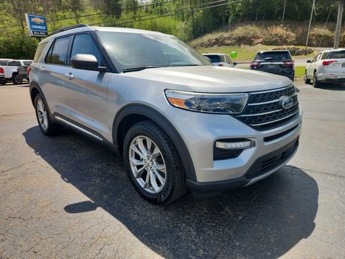 Used 2020 Ford Explorer XLT w/ Equipment Group 202A AWD/4WD image 12