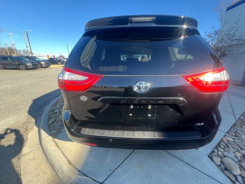 Used 2016 Toyota Sienna XLE image 7