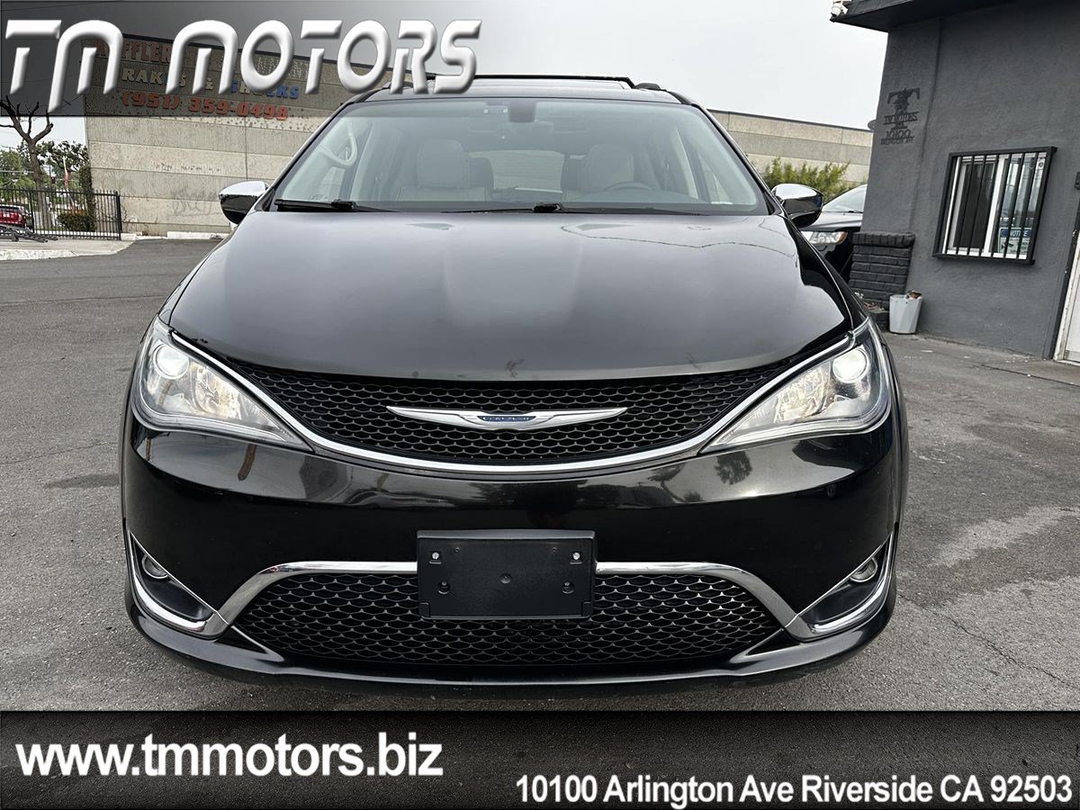 Used 2017 Chrysler Pacifica Limited w/ UConnect Theater Package FWD image 2