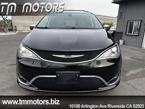 Used 2017 Chrysler Pacifica Limited w/ UConnect Theater Package image 2