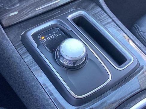 Used 2022 Chrysler 300 Touring w/ Sport Appearance Package image 11