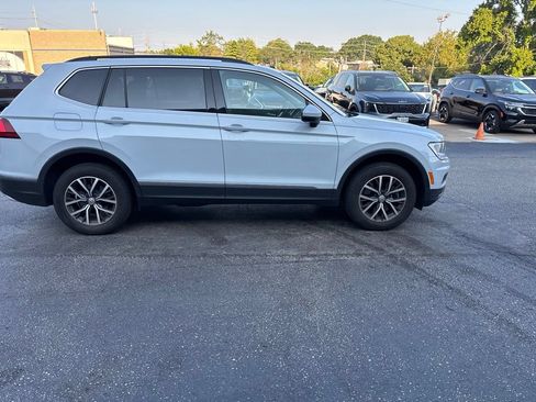 Used 2018 Volkswagen Tiguan SE AWD/4WD image 2