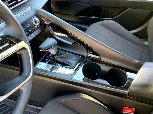 Used 2024 Hyundai Elantra Blue image 17