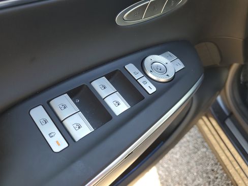 Used 2022 Genesis GV70 2.5T w/ Advanced Package image 16