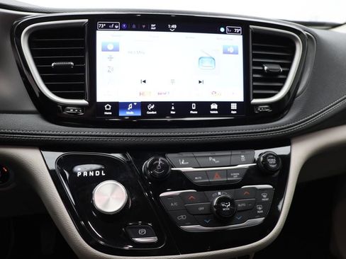 Used 2024 Chrysler Pacifica Select image 20