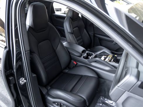 Certified 2025 Porsche Cayenne GTS AWD/4WD image 59