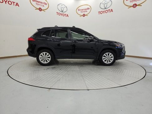 Used 2025 Toyota Corolla Cross LE image 3