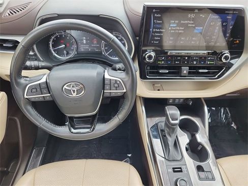 Used 2022 Toyota Highlander Platinum image 11