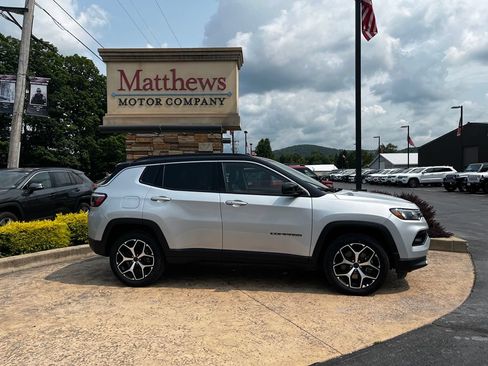 Used 2025 Jeep Compass Limited AWD/4WD image 4