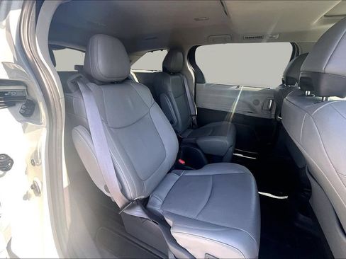 Used 2021 Toyota Sienna Limited FWD image 27