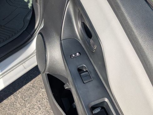 Used 2015 Toyota Yaris L image 29