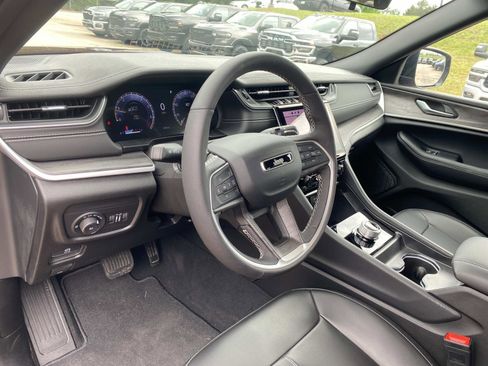 Used 2025 Jeep Grand Cherokee Limited w/ MOPAR Finishing Package RWD image 27