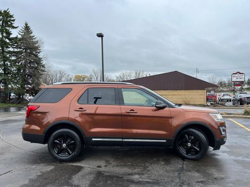 Used 2017 Ford Explorer XLT w/ Equipment Group 201A AWD/4WD image 9