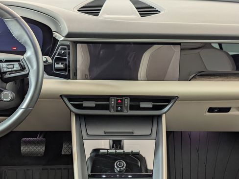 Used 2025 Porsche Macan 4 Electric image 31