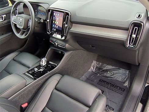 Used 2025 Volvo XC40 B5 Plus image 20