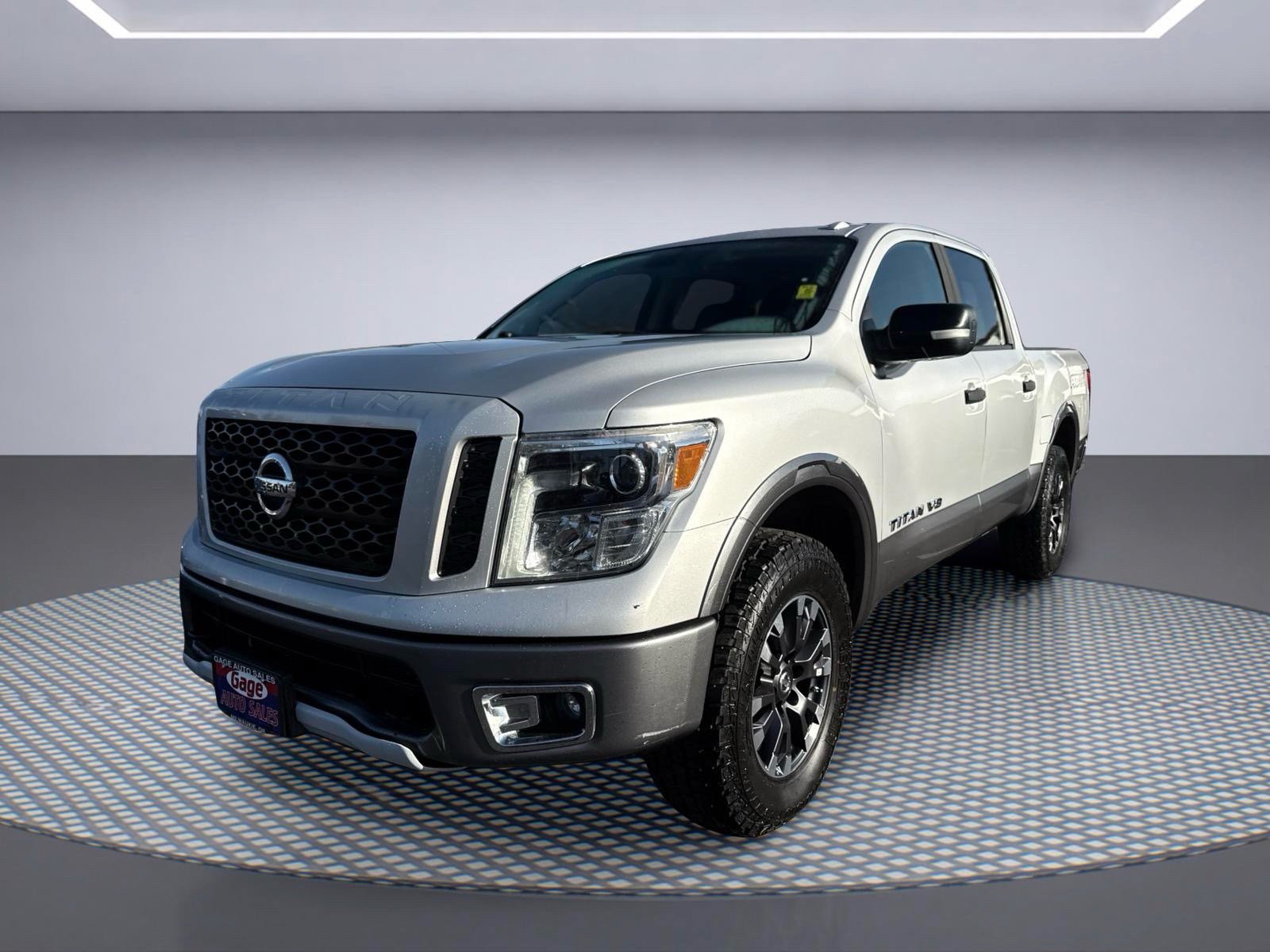 Used 2018 Nissan Titan PRO-4X AWD/4WD image 2