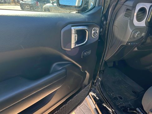 Used 2025 Jeep Wrangler Willys image 15