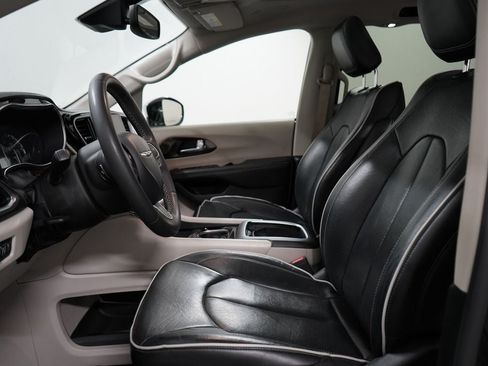 Used 2023 Chrysler Pacifica Limited FWD image 12