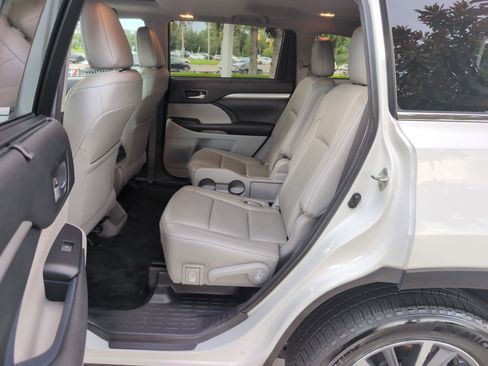Used 2018 Toyota Highlander XLE AWD/4WD image 31