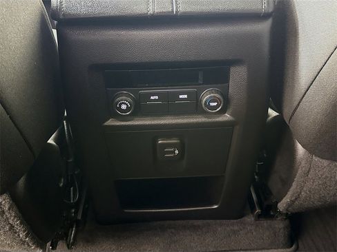 Used 2023 Chevrolet Traverse LT image 24