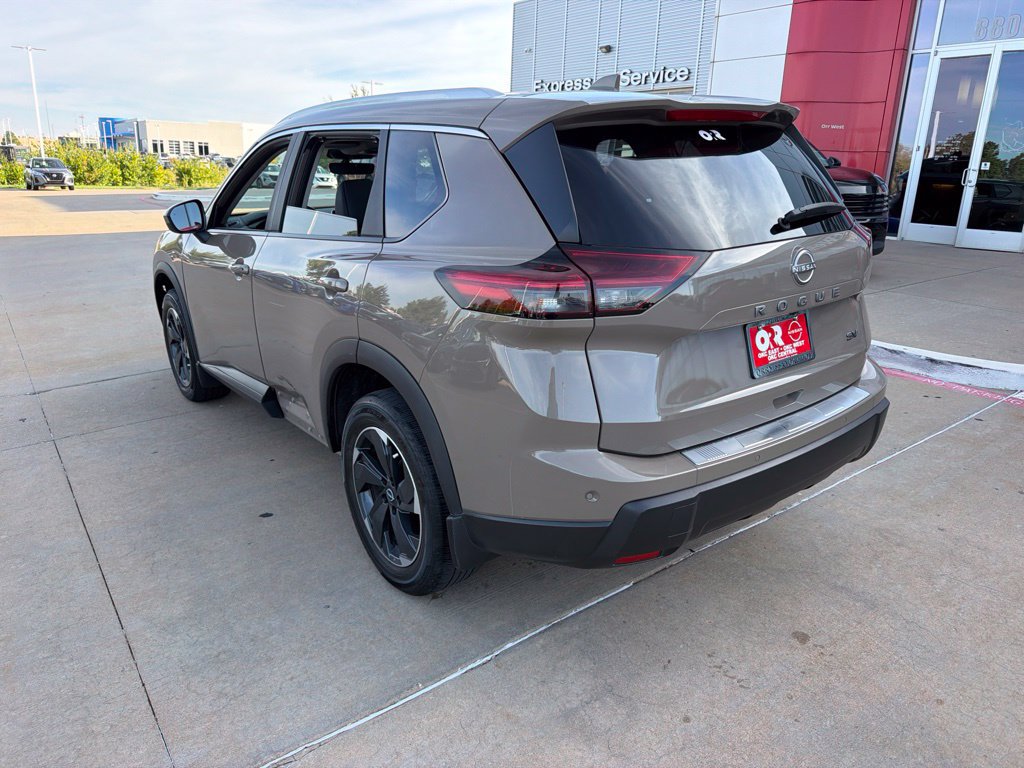 Used 2024 Nissan Rogue SV w/ SV Premium Package FWD image 3