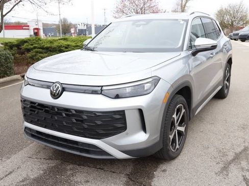 Used 2025 Volkswagen Tiguan SE w/ Panoramic Sunroof Package AWD/4WD image 9