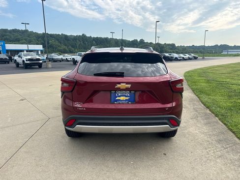 Used 2025 Chevrolet Trax LT FWD image 6