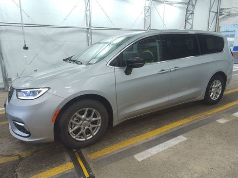 Used 2024 Chrysler Pacifica Touring-L FWD image 6