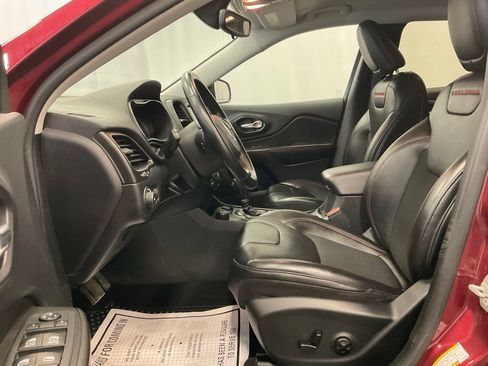 Used 2020 Jeep Cherokee Trailhawk w/ Cold Weather Group AWD/4WD image 4
