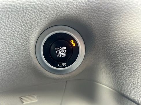 Used 2021 Chrysler Pacifica Touring-L image 12