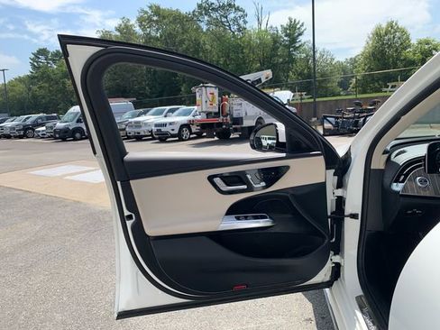 Used 2025 Mercedes-Benz E 350 4MATIC Sedan image 18