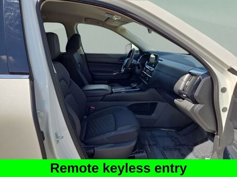Used 2024 Nissan Pathfinder SV image 18