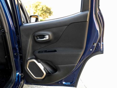 Used 2017 Jeep Renegade Latitude w/ Cold Weather Group image 44