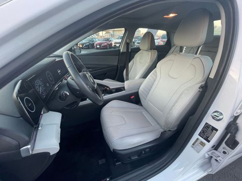 Used 2025 Hyundai Elantra Limited image 39