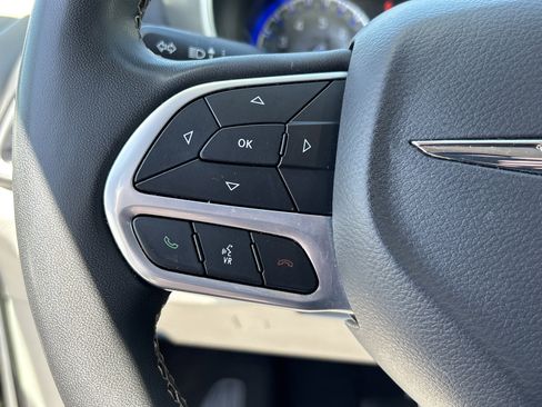 Used 2023 Chrysler Pacifica Touring-L FWD image 18