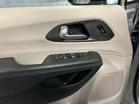 Used 2024 Chrysler Pacifica Touring-L image 14
