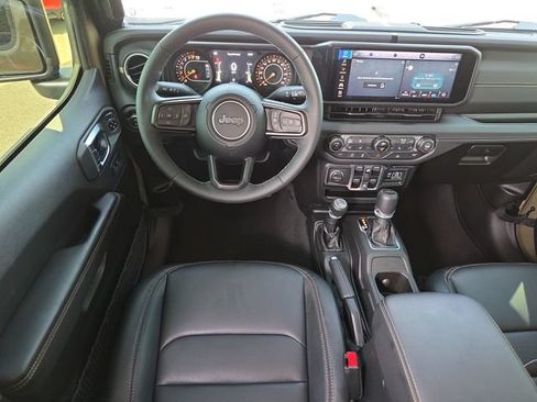 Used 2025 Jeep Gladiator Sport AWD/4WD image 12