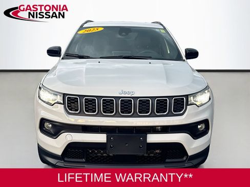 Used 2025 Jeep Compass Latitude AWD/4WD image 2