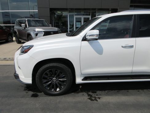 Used 2021 Lexus GX 460 Premium w/ Accessory Package AWD/4WD image 2