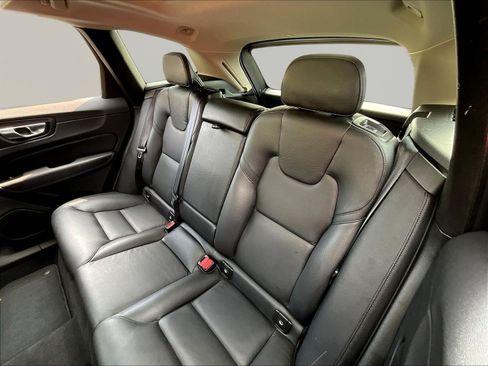 Used 2022 Volvo XC60 B5 Momentum AWD/4WD image 22