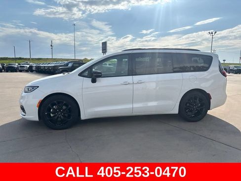 Used 2025 Chrysler Pacifica Limited FWD image 4