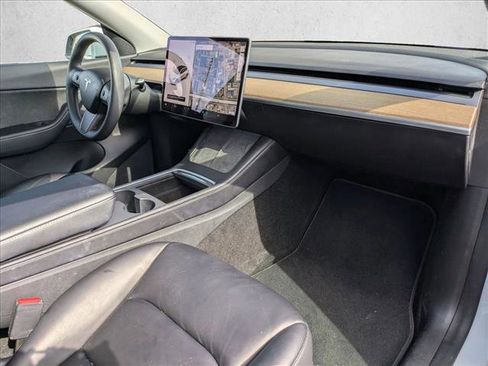 Used 2022 Tesla Model Y Long Range image 17
