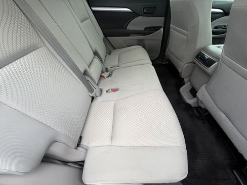 Used 2017 Toyota Highlander LE image 31