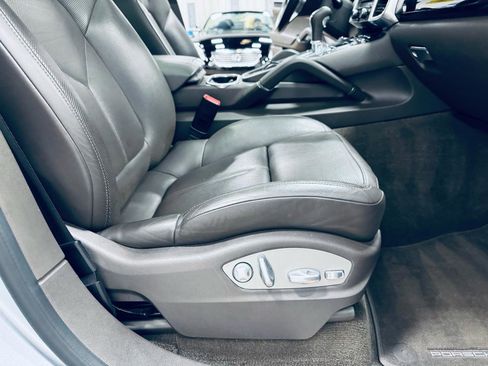 Used 2016 Porsche Cayenne S image 39