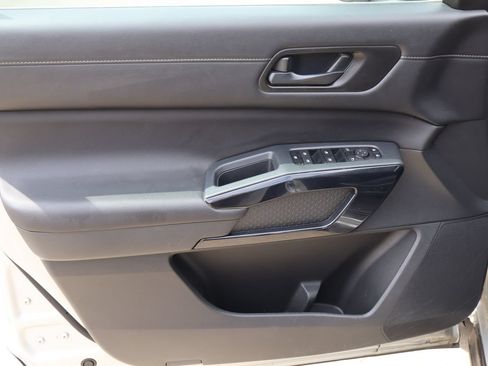 Used 2025 Nissan Pathfinder SV FWD image 21
