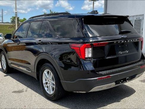 Certified 2025 Ford Explorer Active w/ Active Comfort Package RWD image 4