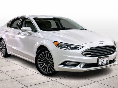 Used 2017 Ford Fusion SE image 2