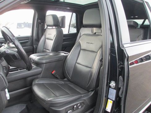 Used 2021 GMC Yukon Denali w/ Denali Premium Package image 22