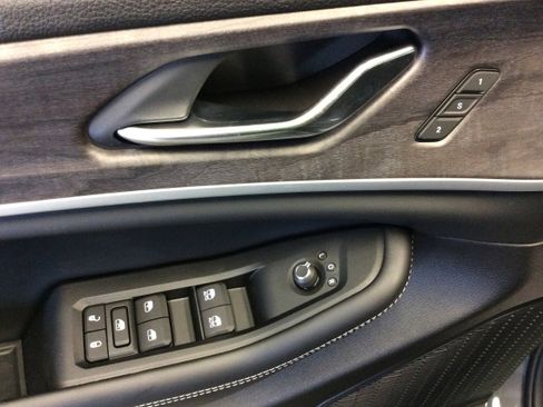 Used 2025 Jeep Grand Cherokee Limited w/ Black Appearance Package AWD/4WD image 13